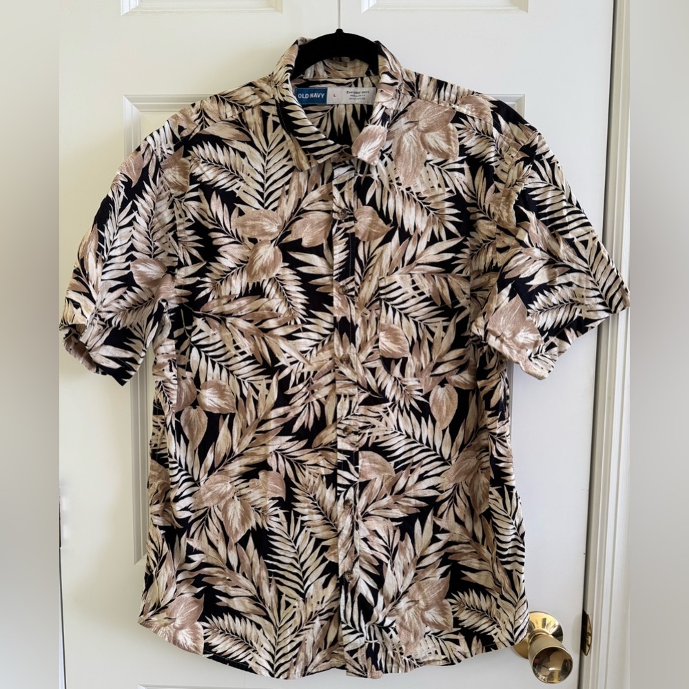 Old Navy button down shirt with Hawaiin print.